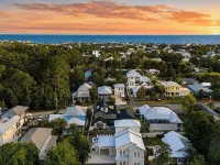 Woodland Shores by Avantstay Sleeps 22 Massive Pool + Spa Golf Cart + Game Room + BBQ Near Seaside Hotels in Walton County