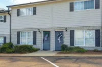 Walk to Ole Miss Stadium - Patio & Pool - Apartments