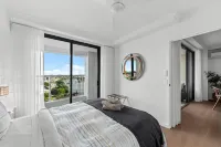 Stunning! 2Bed, 1Bath, 1Car, VIEWS ~ CBD - Jacuzzi