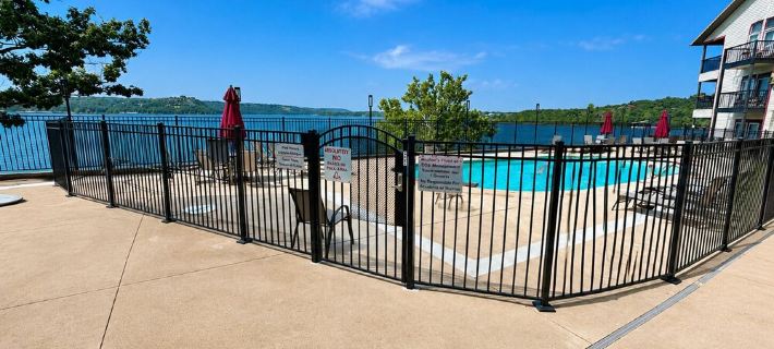 Renovated 2-bed / 2-bath condo POOLSIDE & LAKEFRONT! Hotels in Kimberling City