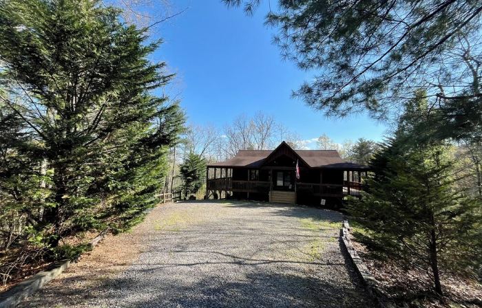 Secluded Blue Ridge-Ocoee Cabin, Full Porch, Fireplace, Pool Table, Pet Friendly
