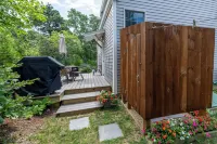 Edgartown cottage in a garden setting.  New and near bike path in Katama - 4-Sterne