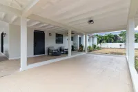5BR Luxe Retreat in Runaway Bay Private Pool Beach Access - Villas
