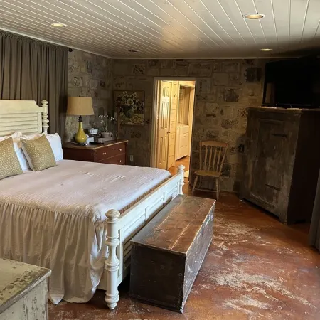Private Cabin on 10 Acre Lake with Great Bass Fishing, 4.5 Miles from Boerne