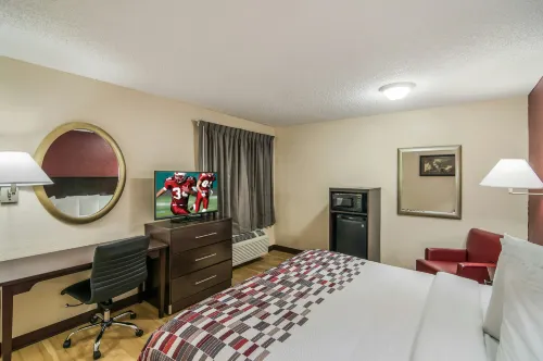 Red Roof Inn & Suites Pensacola East - Milton - parking