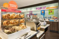 Tru by Hilton Cheyenne - breakfast