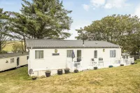 2 Bed Caravan - Sleeps 6 - Pets - Pool - Parking - Villas