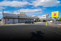 Super 8 by Wyndham Mesa Downtown Near Convention Center - Parking
