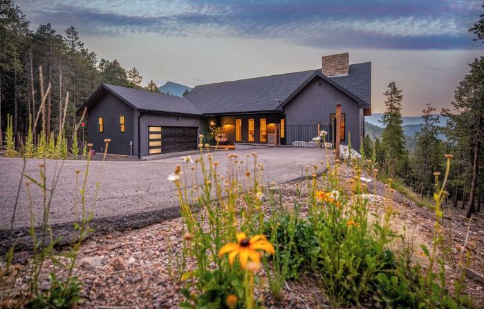 PET-FRIENDLY LUXE Mtn Retreat, Hot tub, Firepit w/EPIC views, Red Rock, Rafting