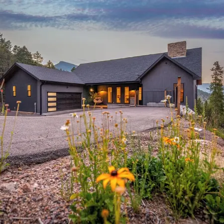 PET-FRIENDLY LUXE Mtn Retreat, Hot tub, Firepit w/EPIC views, Red Rock, Rafting