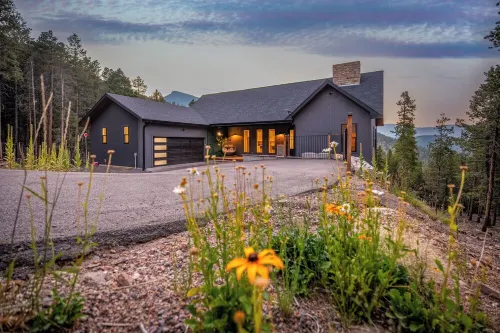 PET-FRIENDLY LUXE Mtn Retreat, Hot tub, Firepit w/EPIC views, Red Rock, Rafting - Boutique