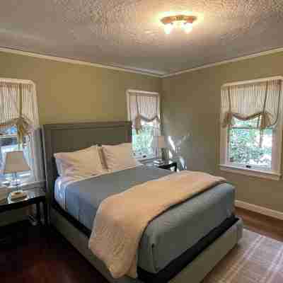 F.J. Massa House ~ Walk to Downtown Napa ~ Bocce Court Rooms