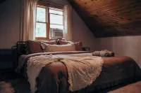 Waterfront Lake Views Villa With Hot tub in Hocking Hills - 4-Star