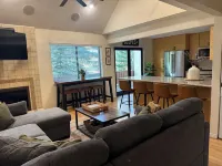 True ski-in/out two-level condo BH. Perfect for two families with a king suite. - 4 stjerner