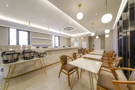 Busan Myeongji Ciel Ocean Hotel Отели рядом с достопримечательностью «Yishu Island Migratory Park»