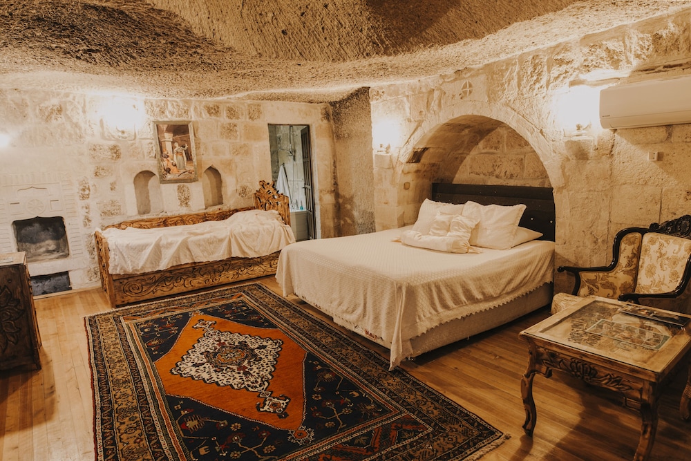 Holiday Cave Hotel