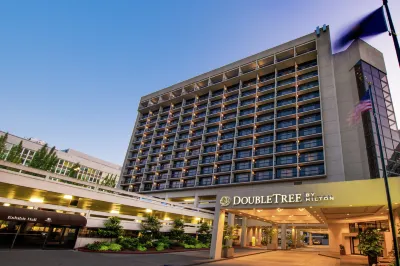 DoubleTree by Hilton Portland, or Hotels near Duniway Park Lilac Garden