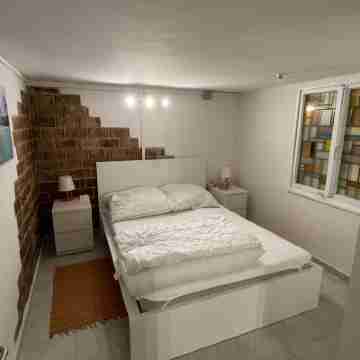Cozy Furnished Basement Apartment Rooms
