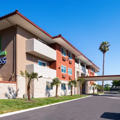 Holiday Inn Express SANTA ROSA NORTH by IHG Hotel berhampiran Museum of Sonoma County