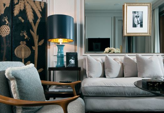 포트레이트 피렌체의 고급스러운 객실 인테리어와 강변 뷰