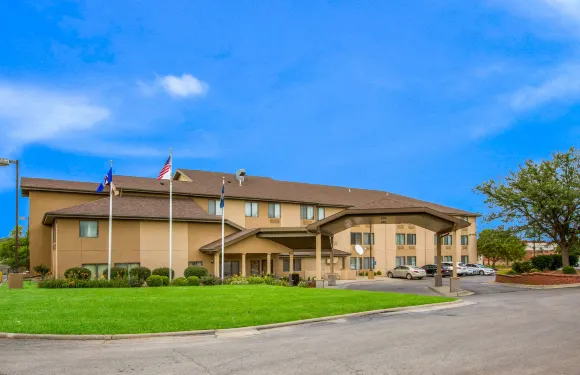 勞倫斯大學區凱藝套房酒店