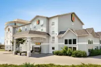 Super 8 by Wyndham Ajax/Toronto on Hotels in Ajax