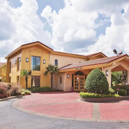 Howard Johnson by Wyndham Columbus Fort Moore