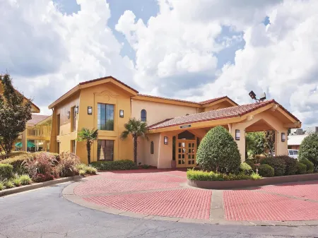 Howard Johnson by Wyndham Columbus Fort Moore Отели рядом с достопримечательностью «Columbus State University Department of Theater»