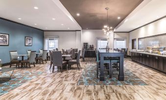 La Quinta Inn & Suites by Wyndham Dallas Grand Prairie South