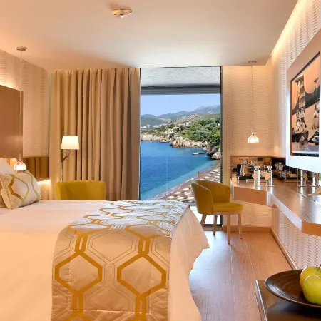 Maestral Resort & Casino