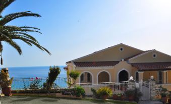 Apartments with Pool Maria on Agios Gordios Beach