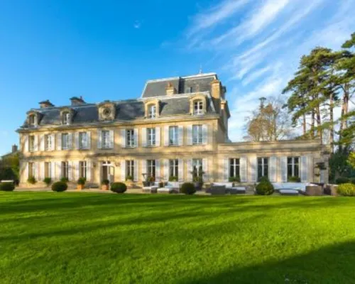 Château La Chenevière Hôtels à : Commes