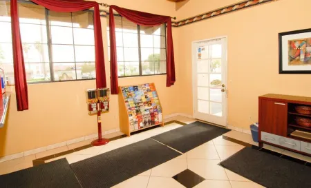 Regency Inn Отели рядом с достопримечательностью «WinCo Foods»