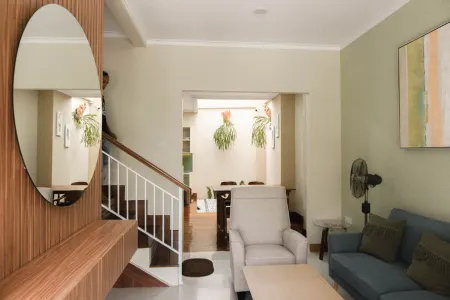 Rumah Elok, Affordable House for Rent in Bandung City Отели рядом с достопримечательностью «NuArt Sculpture Park»