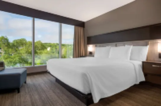 Best Western Plus Chocolate Lake Hotel