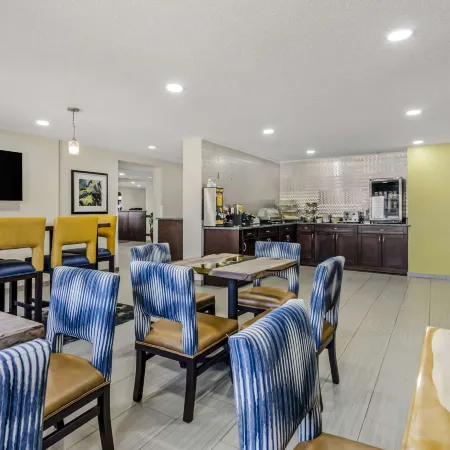 Clarion Pointe Staunton East