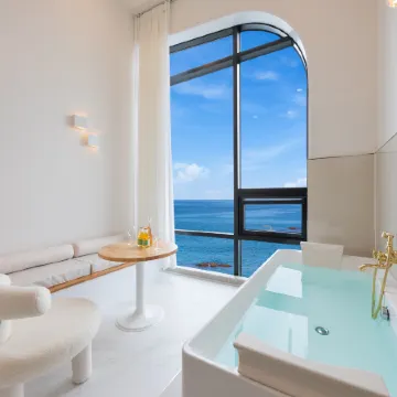 Gangneung Hue Pension (Ocean View, Spa, Couple Отели рядом с достопримечательностью «Библиотека «Сунджу»»