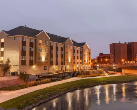 คันทรี อินน์ แอนด์ สวีทส์ บาย เรดิสัน, ซู ฟอลส์ โรงแรมในซูฟอลส์