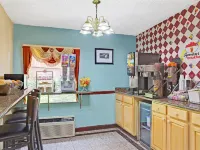 Super 8 by Wyndham Forest Park