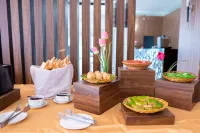 Tree Hotel Panakkukang Makassar by LIFE - breakfast