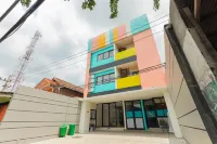 Sans Hotel Clover Ace Surabaya by RedDoorz Hotels in Sambikerep Subdistrict