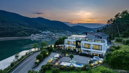 Tongyeong & Casa Pension Отели рядом с достопримечательностью «Skyline Luge Tongyeong»