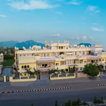 Grand Uniara A Heritage Hotel Отели рядом с достопримечательностью «Лекционный зал Birla Auditorium»