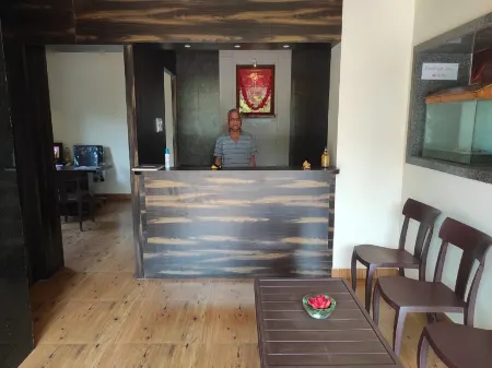 Hotel Deepak Executive, Ganpatipule Отели рядом с достопримечательностью «Aare Ware Suruban»