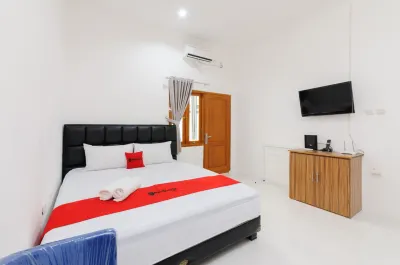 RedDoorz Syariah @ Sakura Hotel Duren Sawit Hotels near Banyan Tree