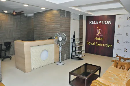 Hotel Royal Enclave Отели рядом с достопримечательностью «Pataleshwar Cave Temple»