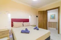 Merill Pool and Sea, Charming Apart 5