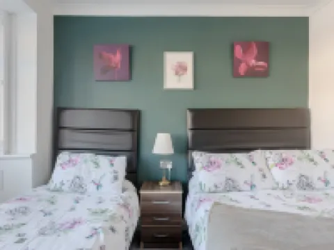 Apple House Wembley - Family Room with Shared Bathroom Hotels in Edgware