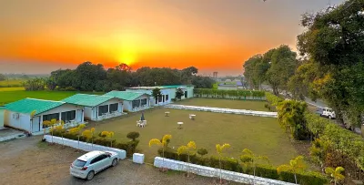 Six Seasons Resort Hotels near Jim Corbett Museum
