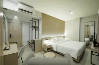 Front One Boutique Hotel Taman Anggrek Hotel dekat GKKK APL Tower
